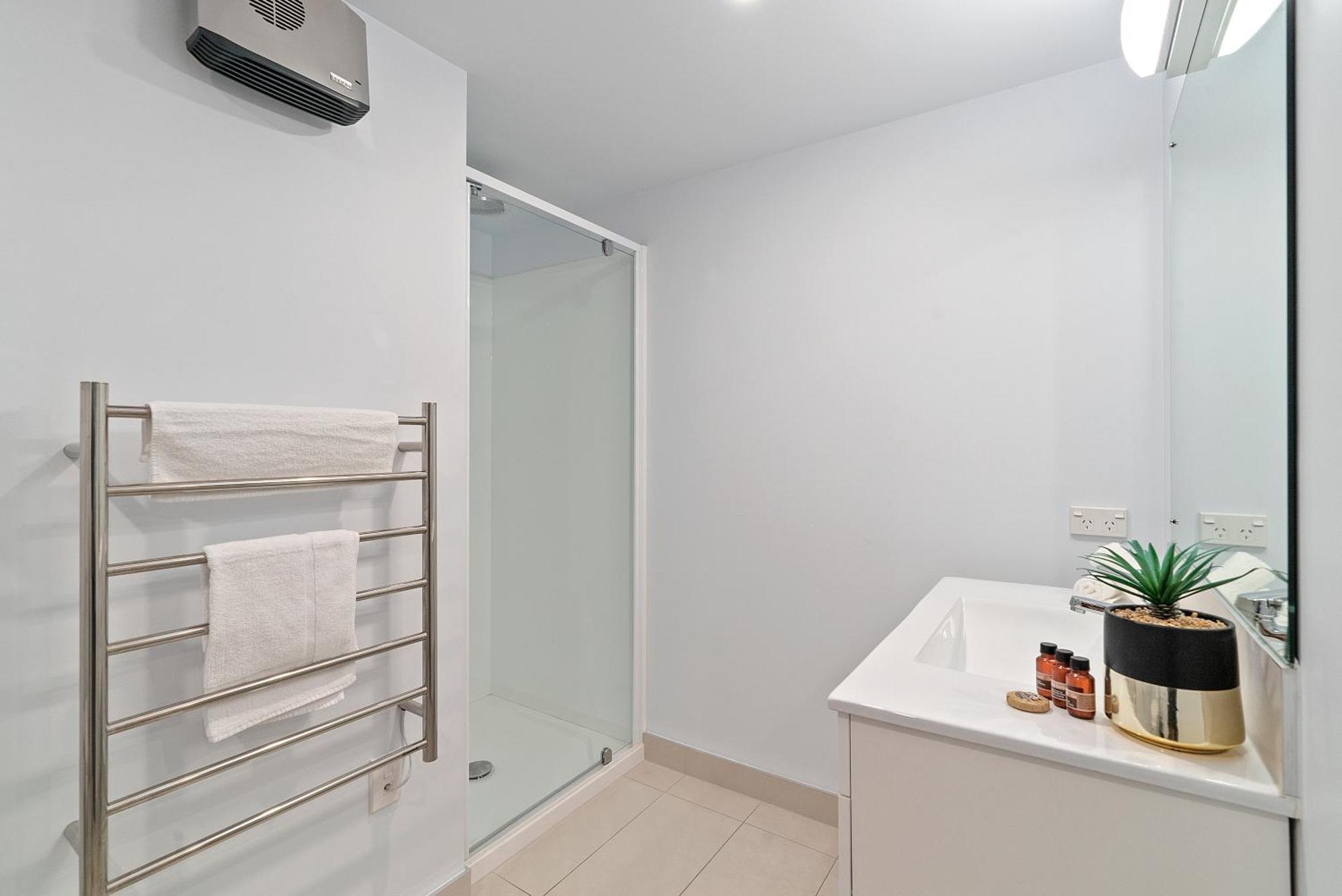 Lakeside Living - Modern 2-Bedroom Apartment كوينستاون المظهر الخارجي الصورة